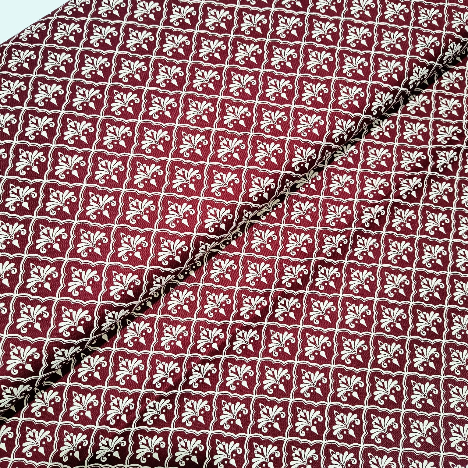 Tecido Tricoline Flor de Lis Vermelho