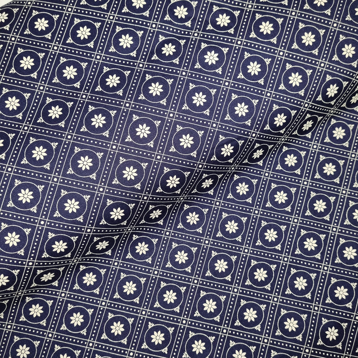 Tecido Tricoline Geométrico Floral Azul Marinho