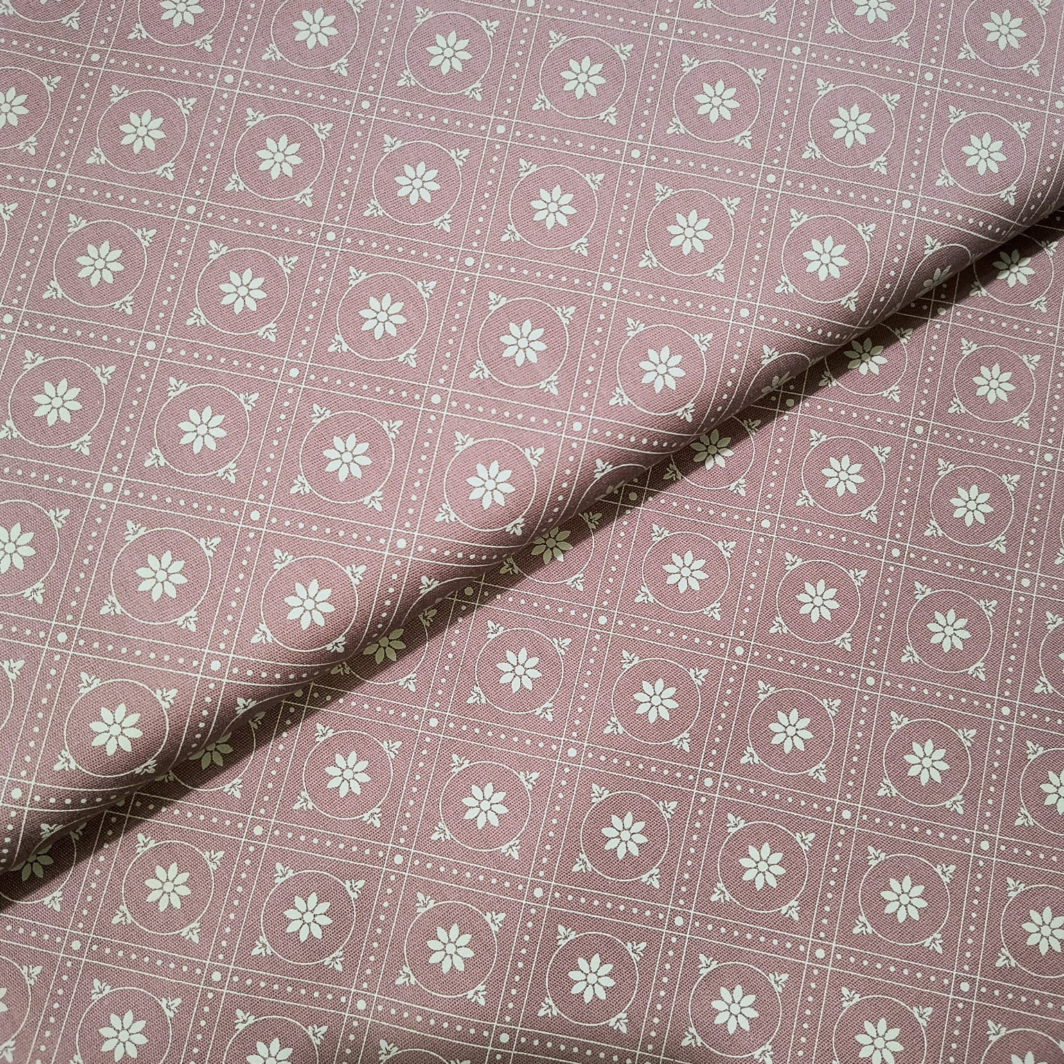 Tecido Tricoline Geométrico Floral Rose Envelhecido