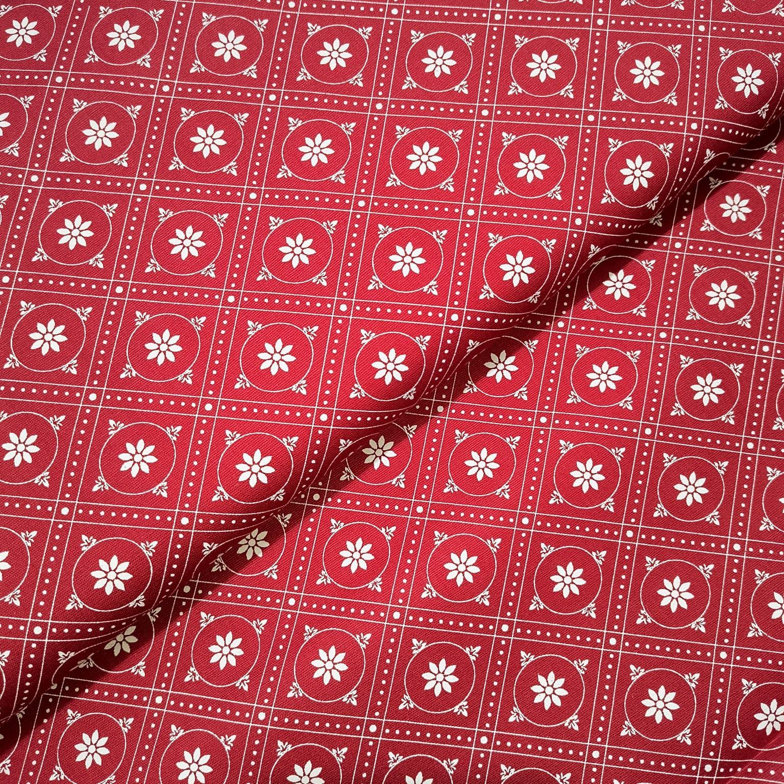 Tecido Tricoline Geométrico Floral Vermelho