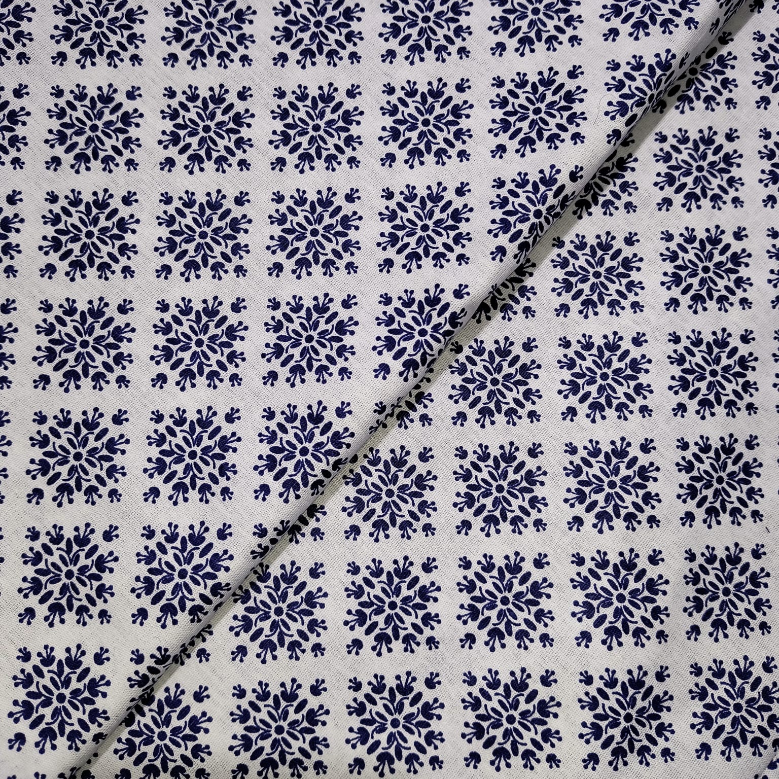 Tecido Tricoline Ornamentos Florais Azul Marinho Fd Off White
