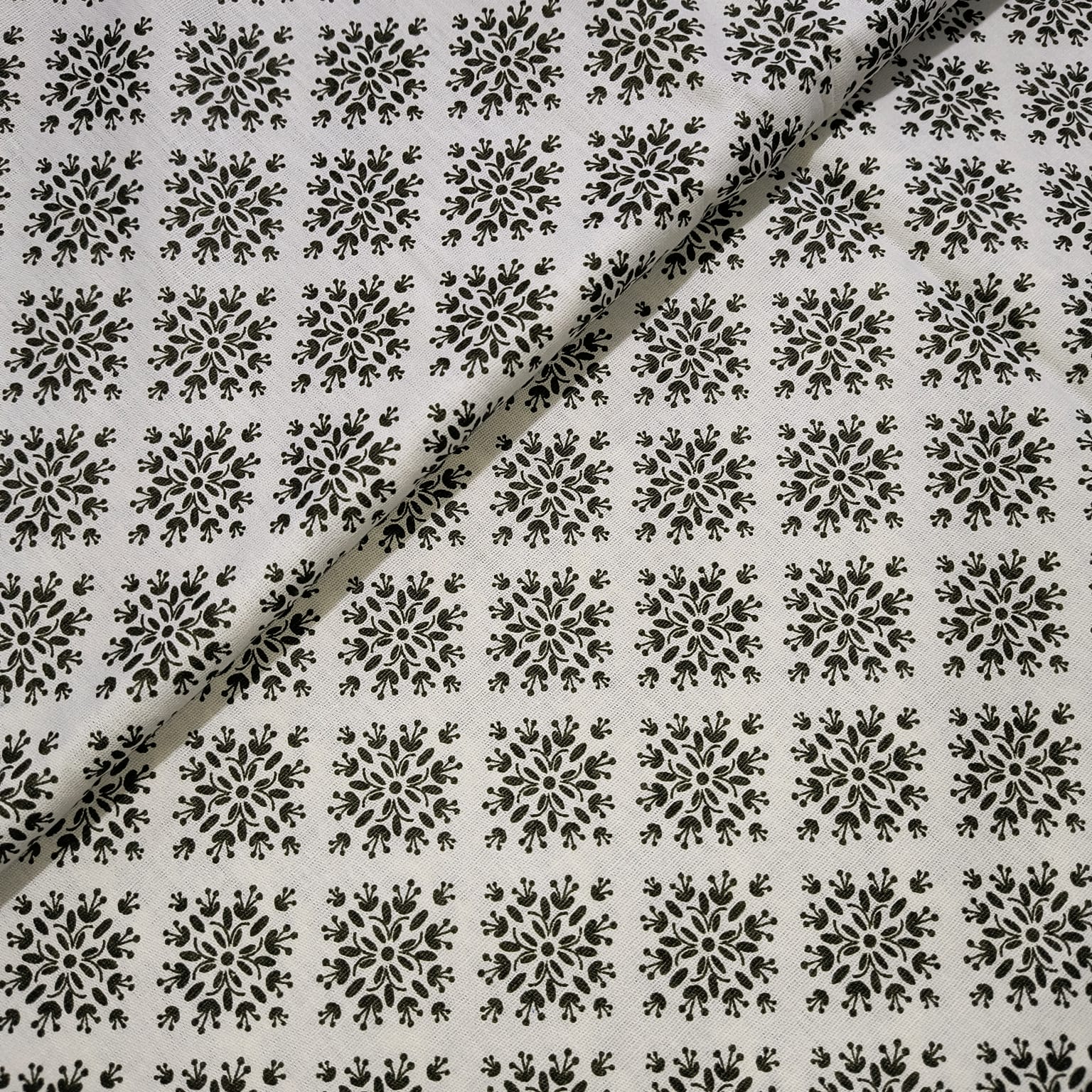 Tecido Tricoline Ornamentos Florais Verde Musgo Fd Off White