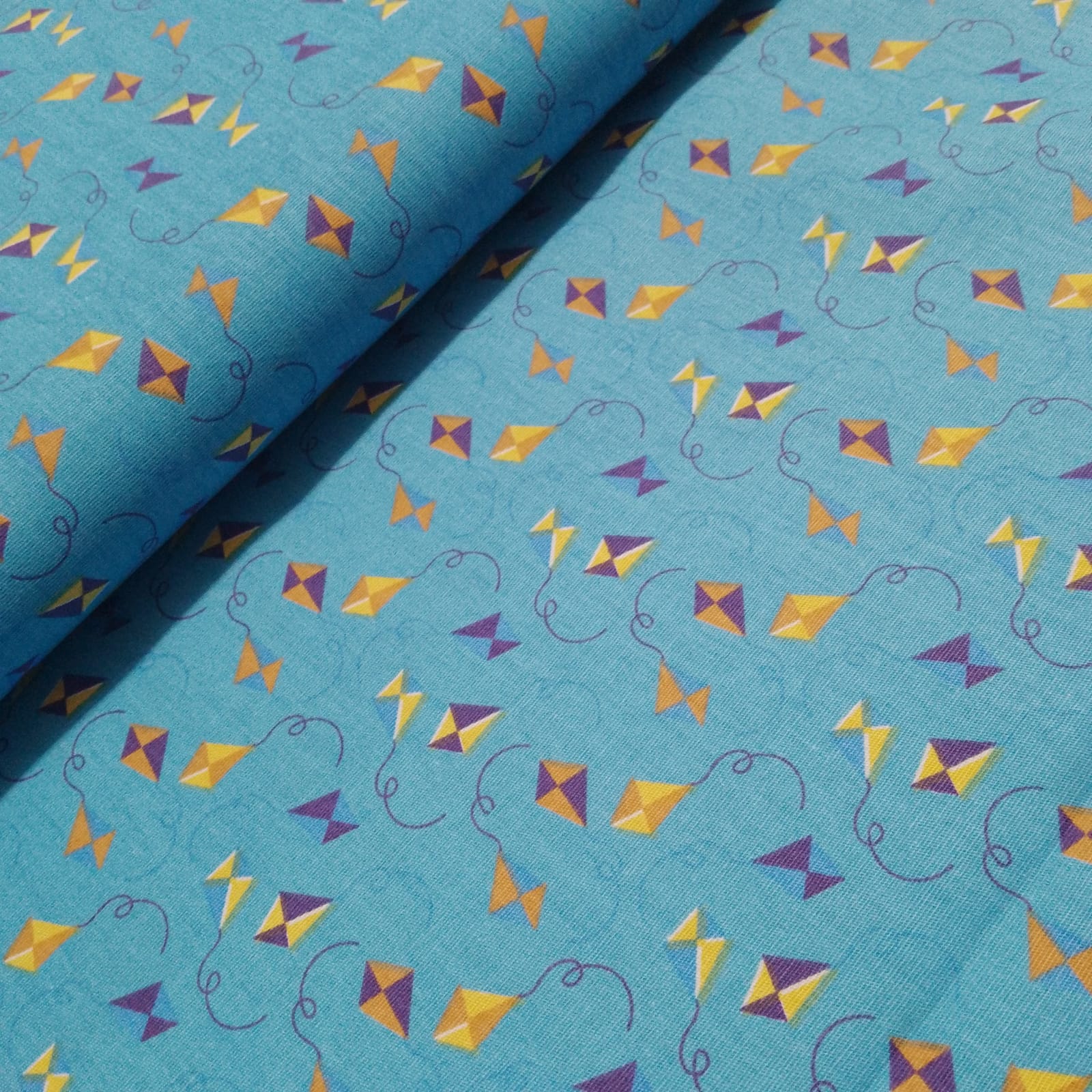 Tecido Tricoline Pipas fundo azul