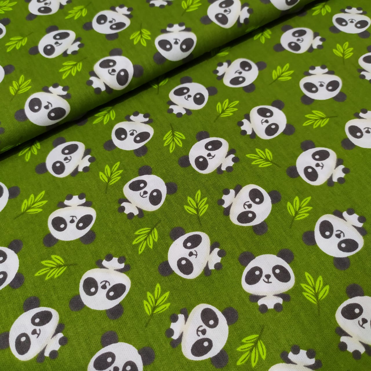 Tecido Tricoline Panda e Folhas Verde