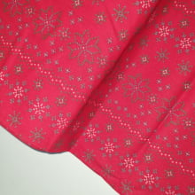 Tecido Natal Círculo Flocos de Neve Douradas fd Vermelho