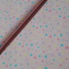 Tecido Tricoline estrelas e corações fundo rosa