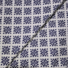 Tecido Tricoline Ornamentos Florais Azul Marinho Fd Off White