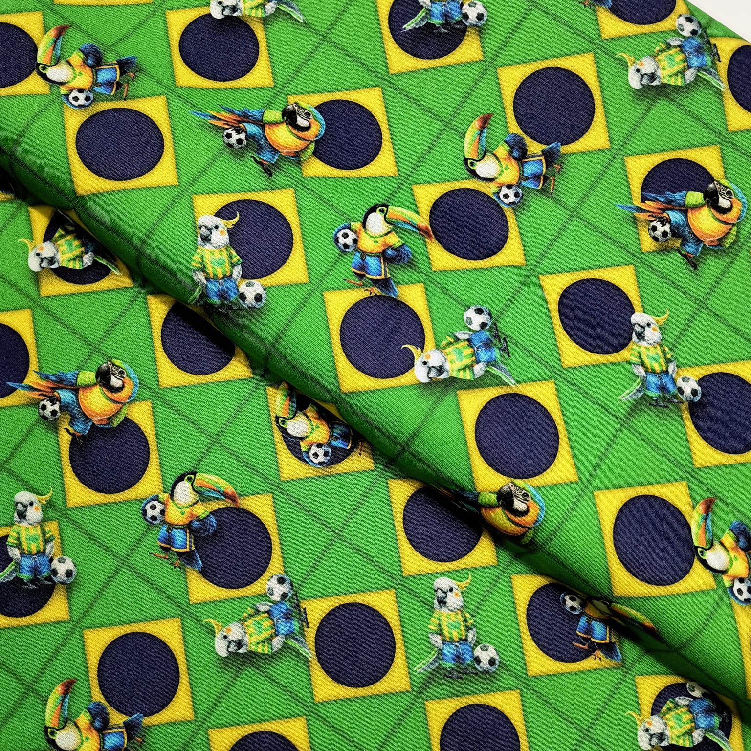 Tecido Tricoline Digital Mini Bandeiras com Pássaros